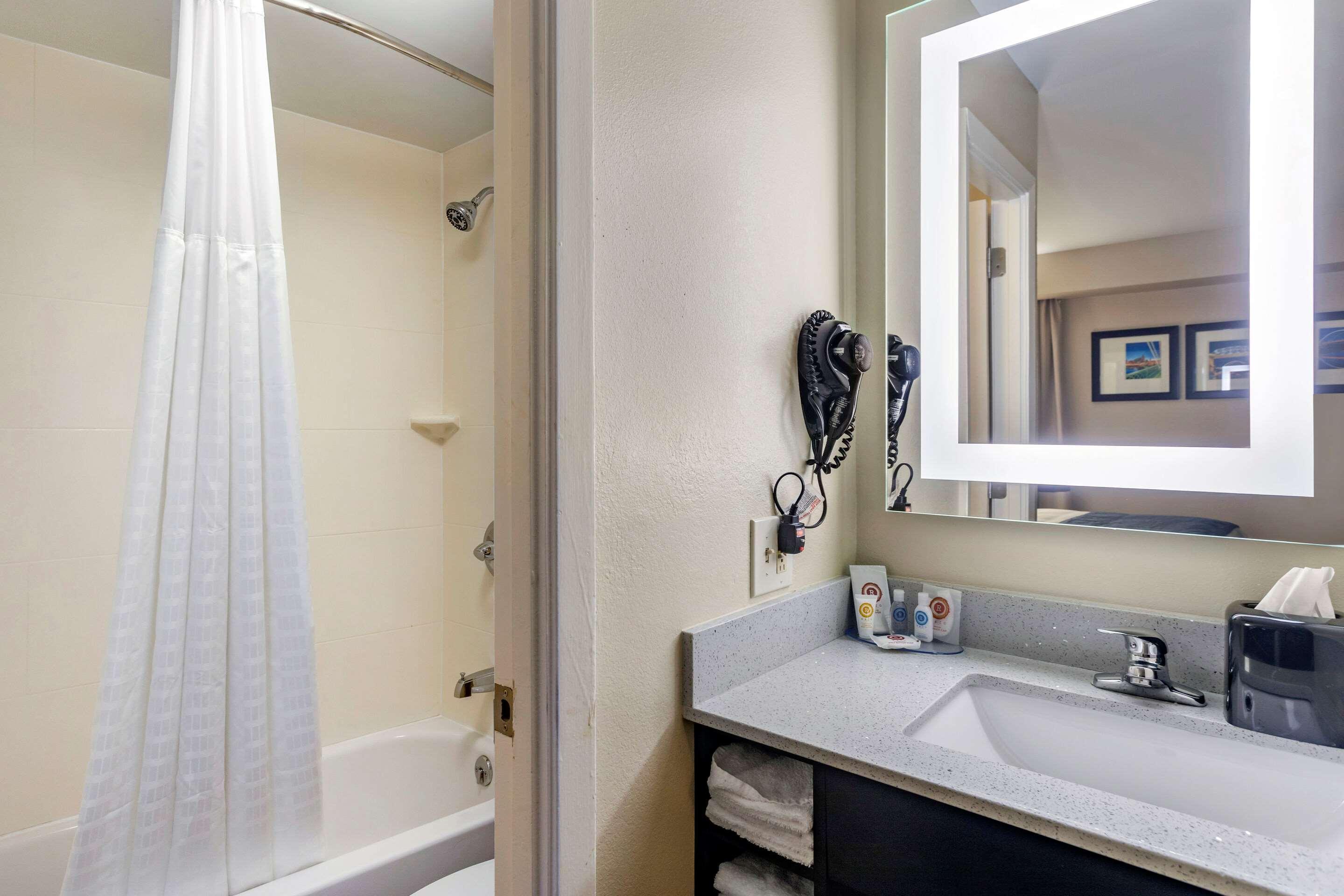 Comfort - Opryland Area 2*